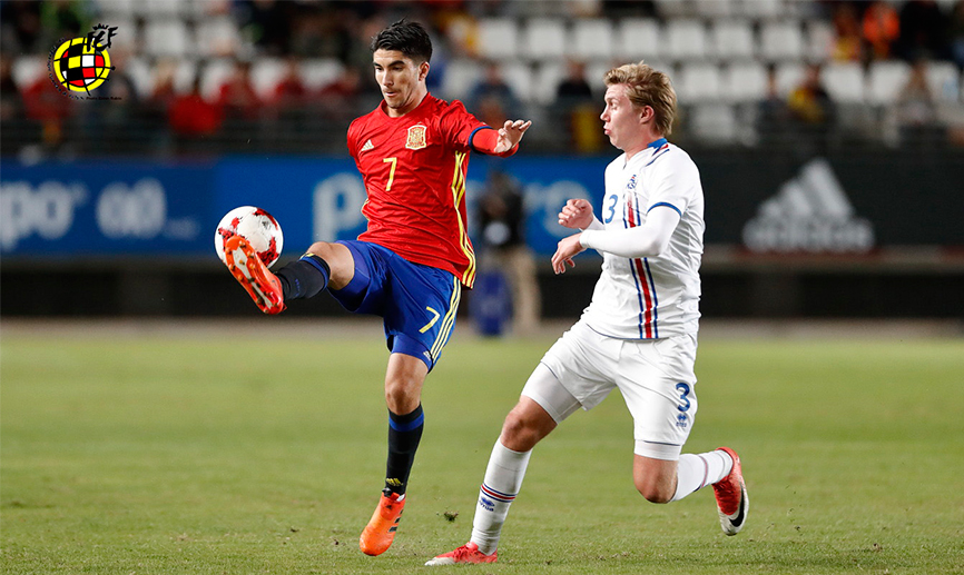 Carlos Soler disputando el balón con un jugador de Islandia