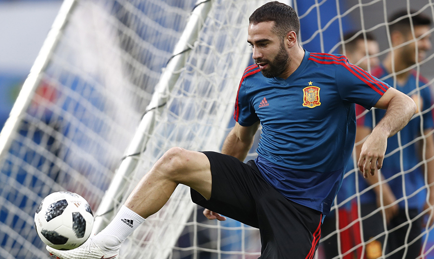 Dani Carvajal controla un balón durante el entrenamiento