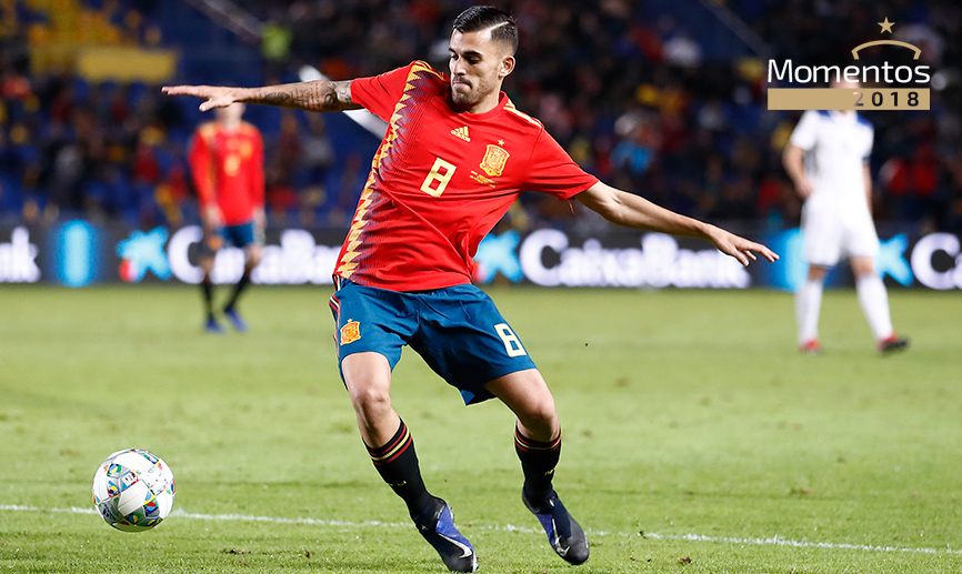 Dani Ceballos controla un balón en su debut