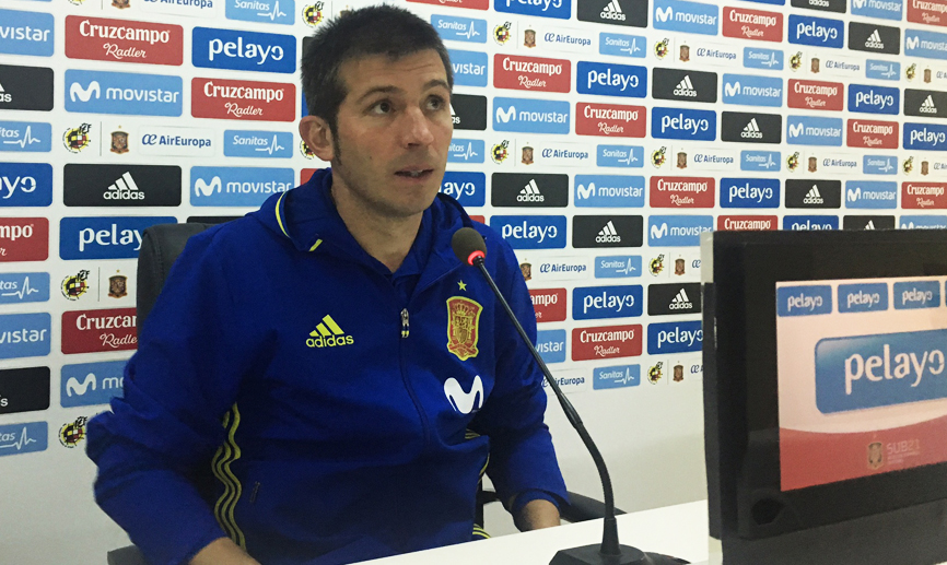 El Seleccionador nacional Sub-21, Albert Celades, en la sala de prensa del estadio de Cartagonova