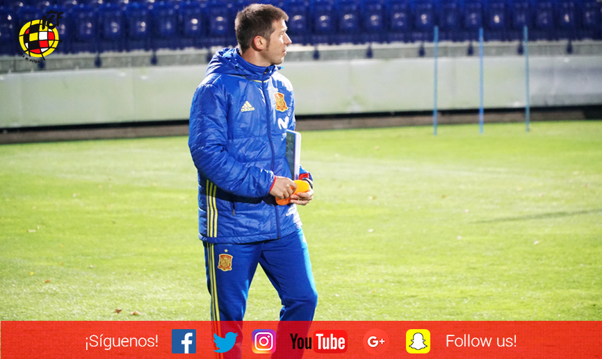 El Seleccionador nacional Sub-21, Albert Celades, durante el entrenamiento en Eslovaquia