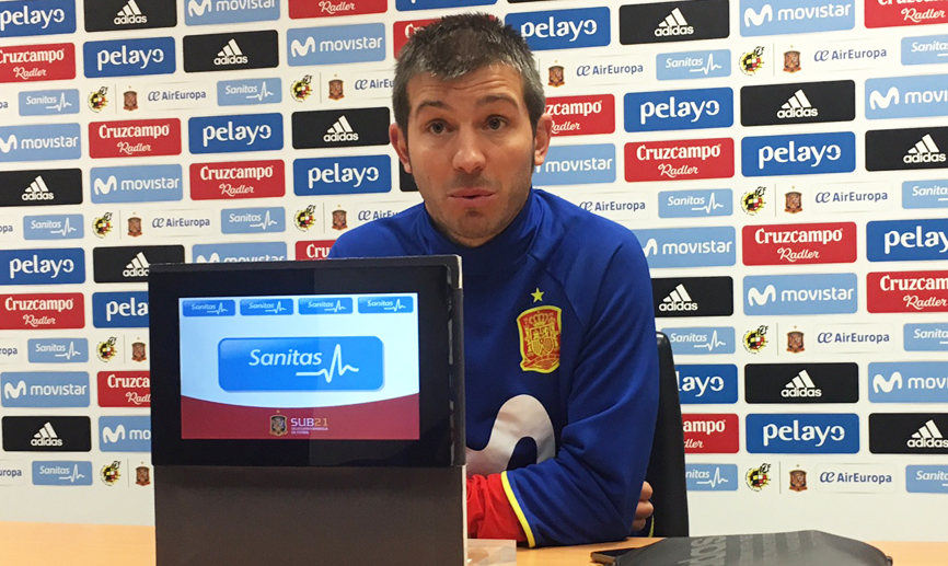 Albert Celades atiende a los periodistas en el estadio de la Nueva Condomina