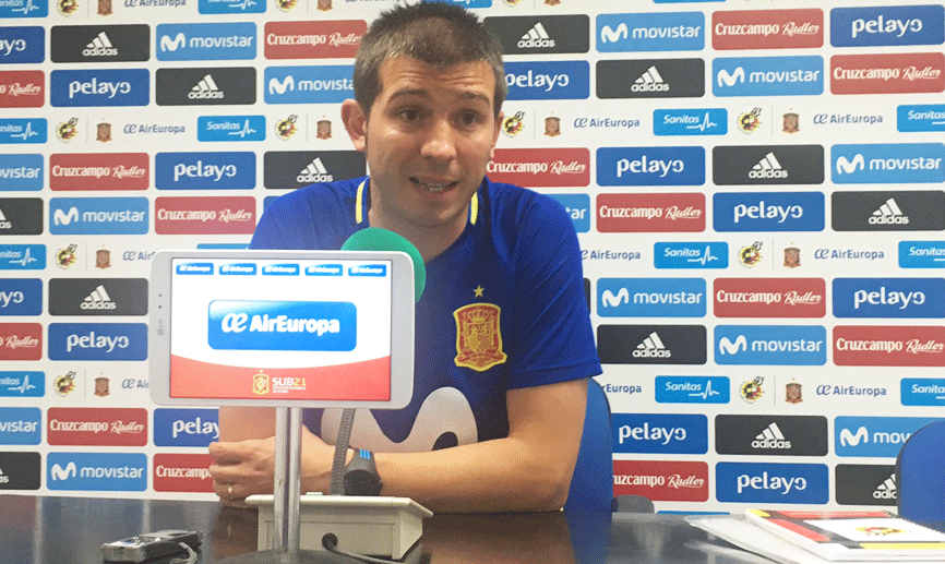 El Seleccionador Sub-21 Albert Celades atiende a los periodistas en la sala de prensa del estadio Salto del Caballo