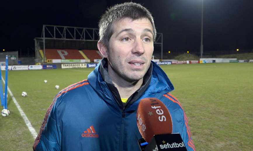 El seleccionador nacional Sub-21, Albert Celades, atiende a SEFUTBOL en Portadown