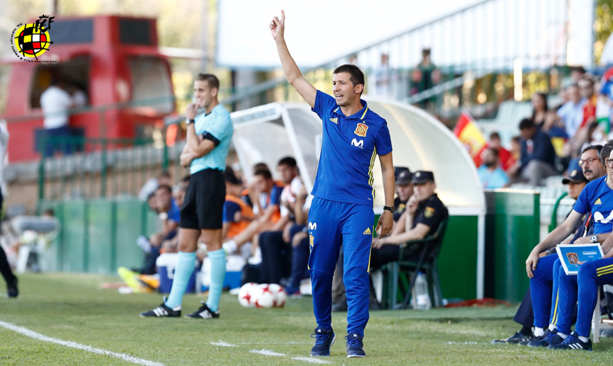 Celades dando instrucciones a la Sub-21