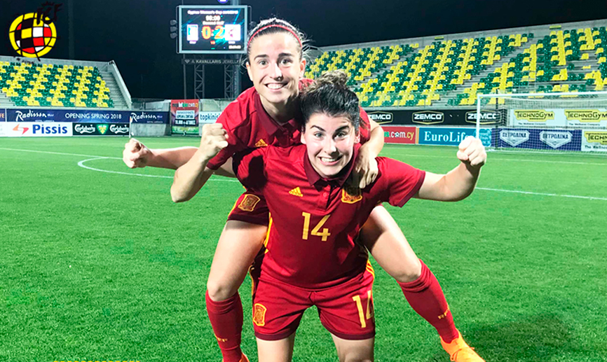 Las jugadoras de la selección española femenina celebran la conquista de la Copa de Chipre