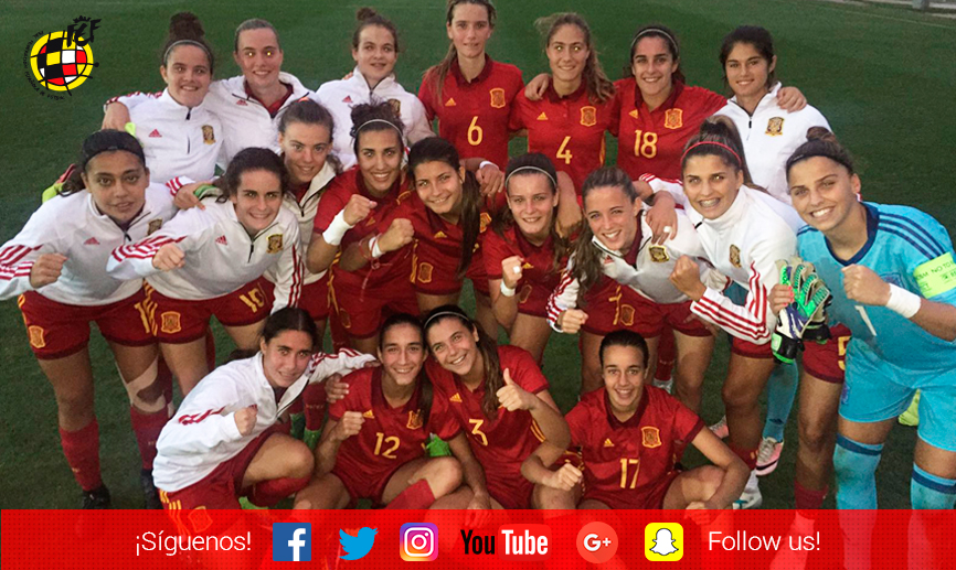 La Selección española Sub-19 femenina posa tras su encuentro frente a Italia en Coverciano