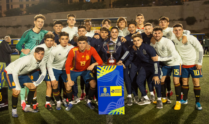 La Selección española Sub-18 celebra el título de la Copa del Atlántico