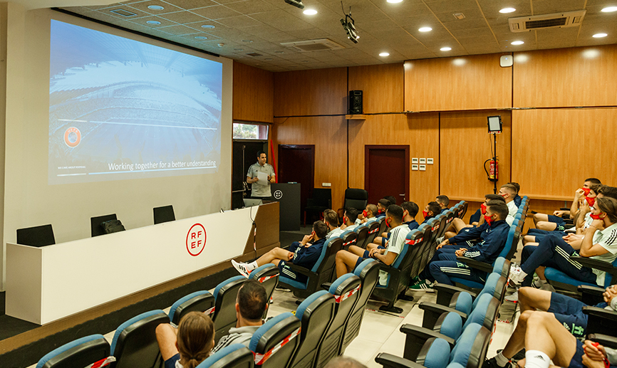 Momento de la charla arbitral recibida por la Selección española de fútbol antes de la Eurocopa