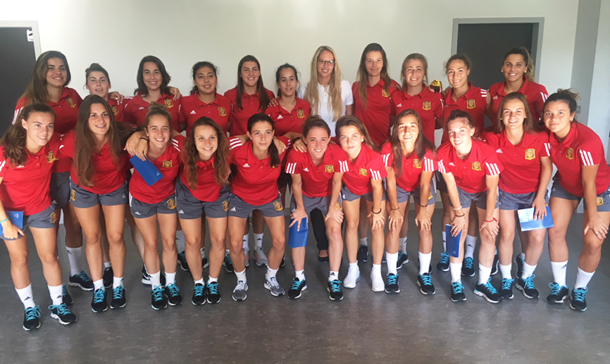 La Selección Sub-20 femenina posa al final de la charla en Pont-Aven