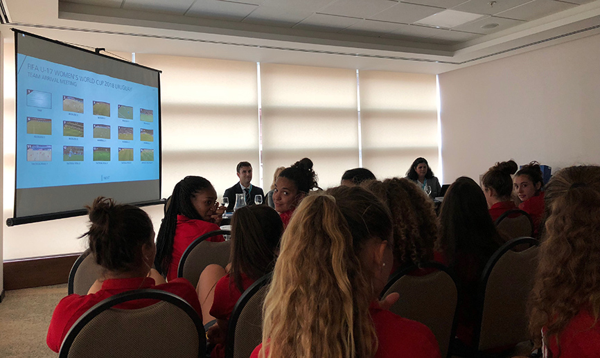 Las jugadoras, muy atentas a las explicaciones