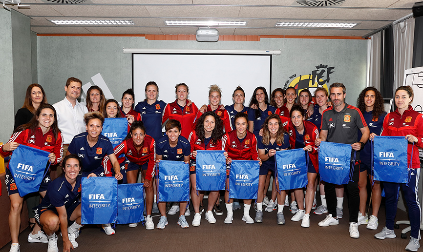 El Departamento de Integridad de la RFEF imparte la sesión de integridad a la selección absoluta femenina