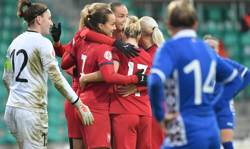 Las jugadoras de República Checa celebran uno de sus tantos contra Moldavia