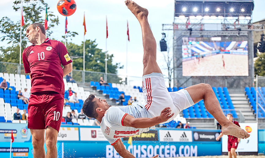 Chiky intenta una chilena durante el partido