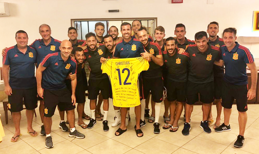 Christian Méndez recibe el homenaje de sus compañeros en la Selección de fútbol playa