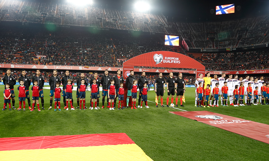 Las selecciones de España y Noruega escuchan los himnos en Mestalla