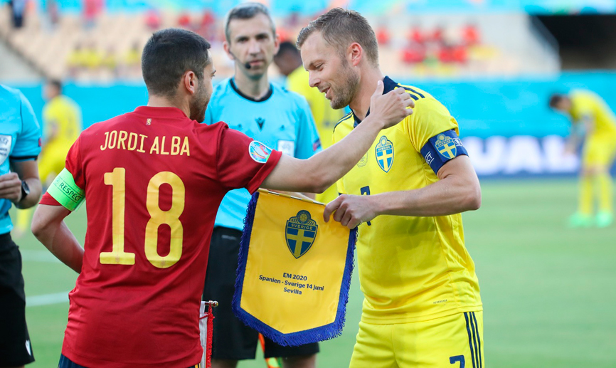 Los capitanes de España y Suecia se saludan antes de su partido en Sevilla
