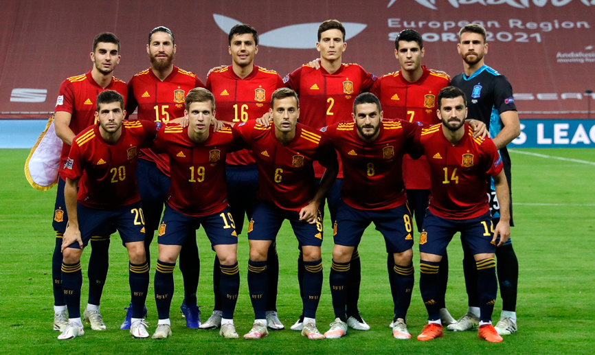 os jugadores de la Selección española saltan al campo en Sevilla