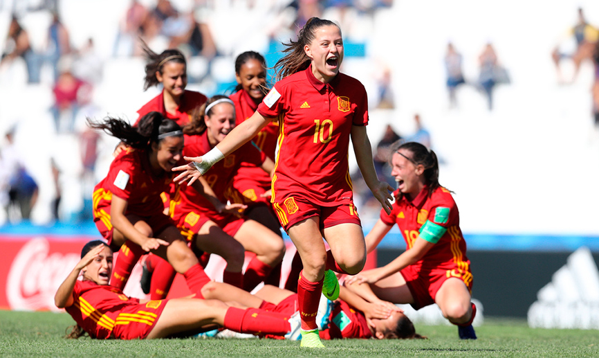 Las jugadoras de España celebran el gol