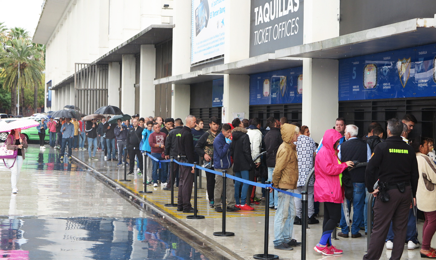 La afición malagueña durante la venta de entradas para el partido entre España y Costa Rica