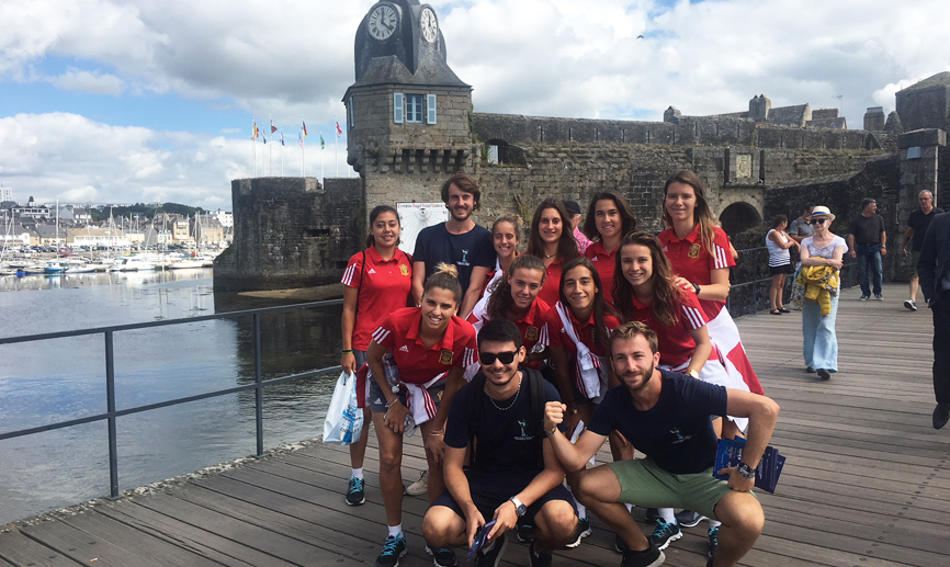 Las jugadoras de la Selección española Sub-20 femenina posan frente a la ciudad vieja de Concarneau