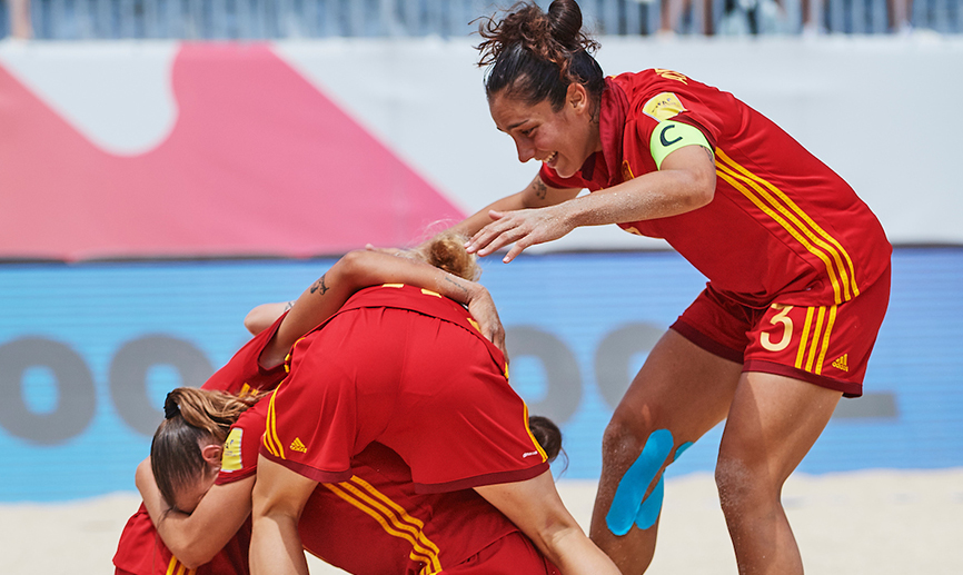 Las internacionales de fútbol playa festejan un gol durante el presente Europeo