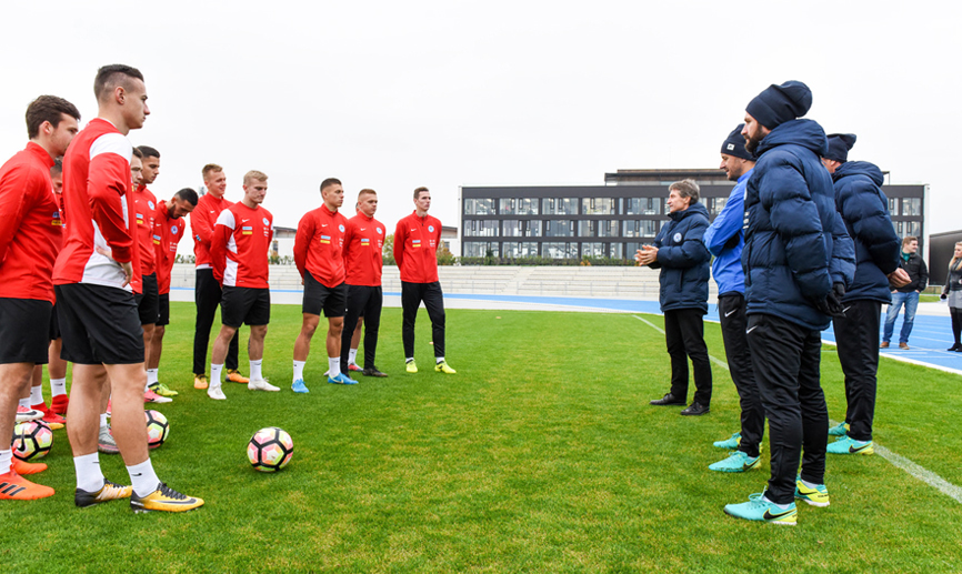 Pavel Hapal, seleccionador nacional Sub-21 de Eslovaquia, habla con sus jugadores