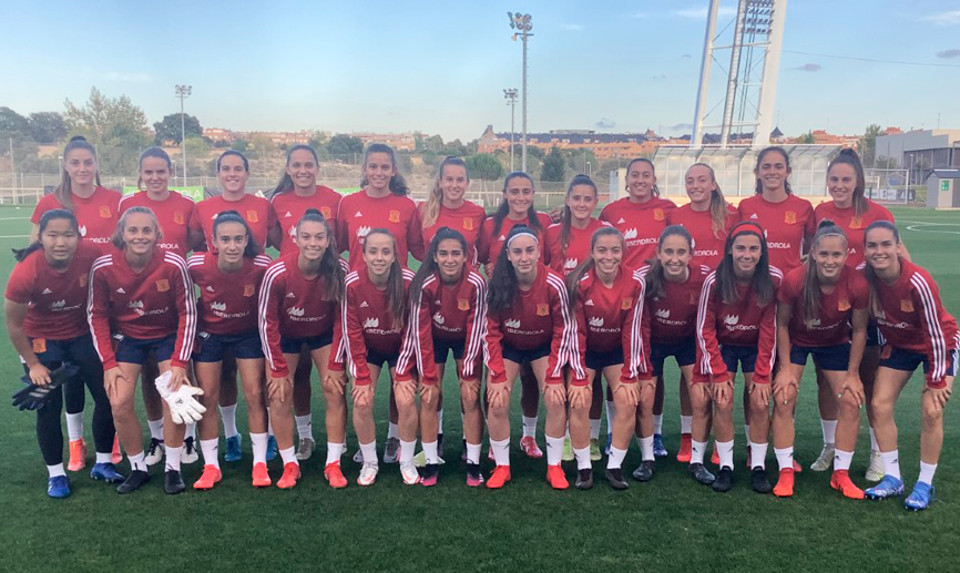 La Selección Sub-19 femenina posa antes de su primer entrenamiento en la Ciudad del Fútbol