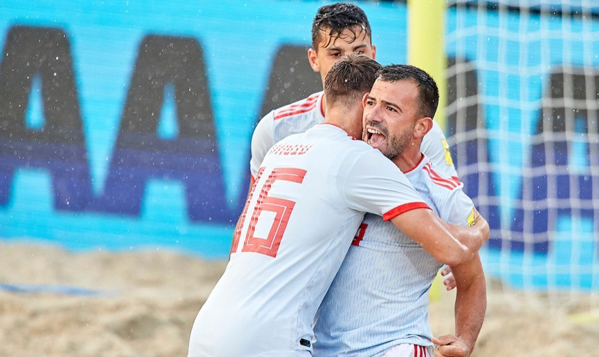 Adri, David y Chiky celebran un gol