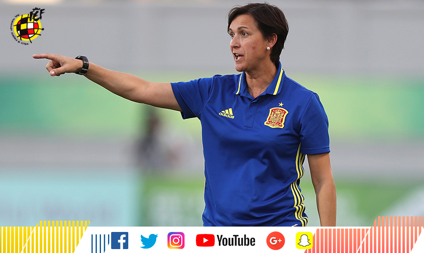 La seleccionadora Toña Is da indicaciones durante un entrenamiento