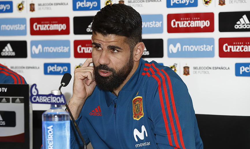 Diego Costa atiende a los medios en rueda de prensa