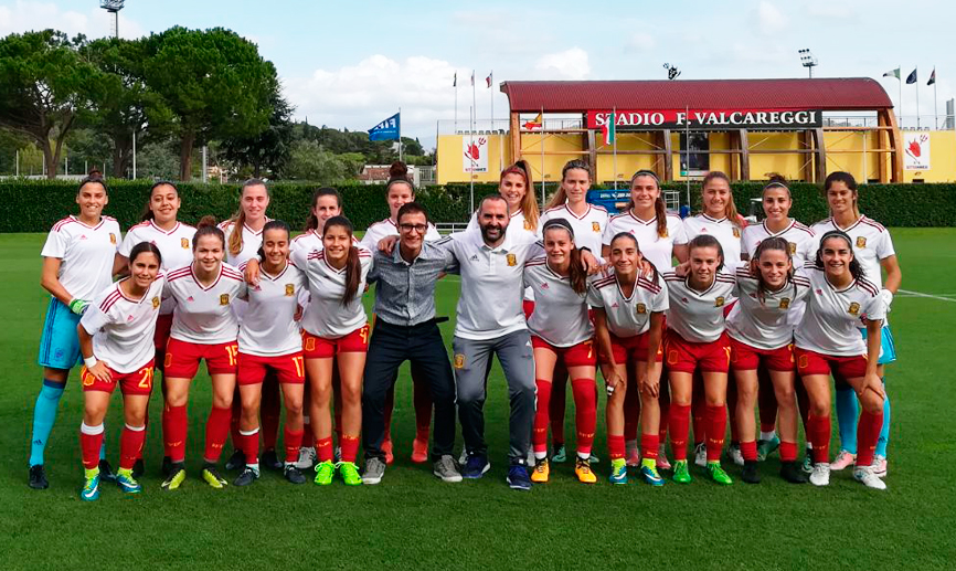 La Selección española Sub-19 femenina posa antes de su encuentro frente a Italia en Coverciano