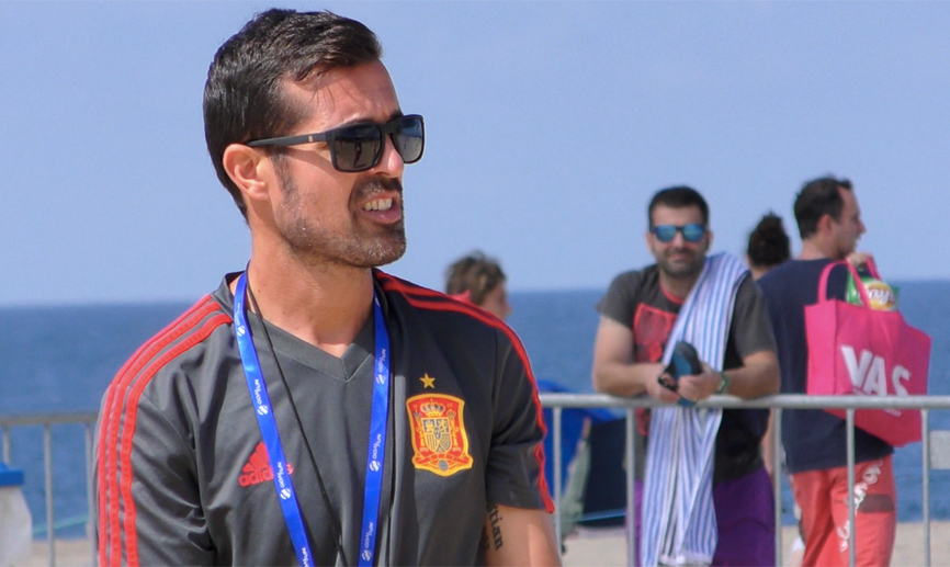 Christian dirigiendo un entrenamiento