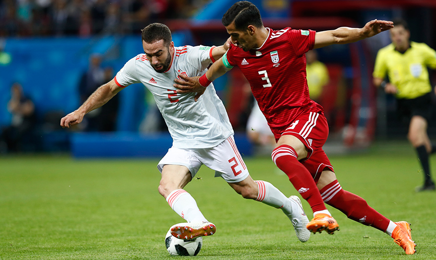 Carvajal lucha por un balón ante un jugador iraní