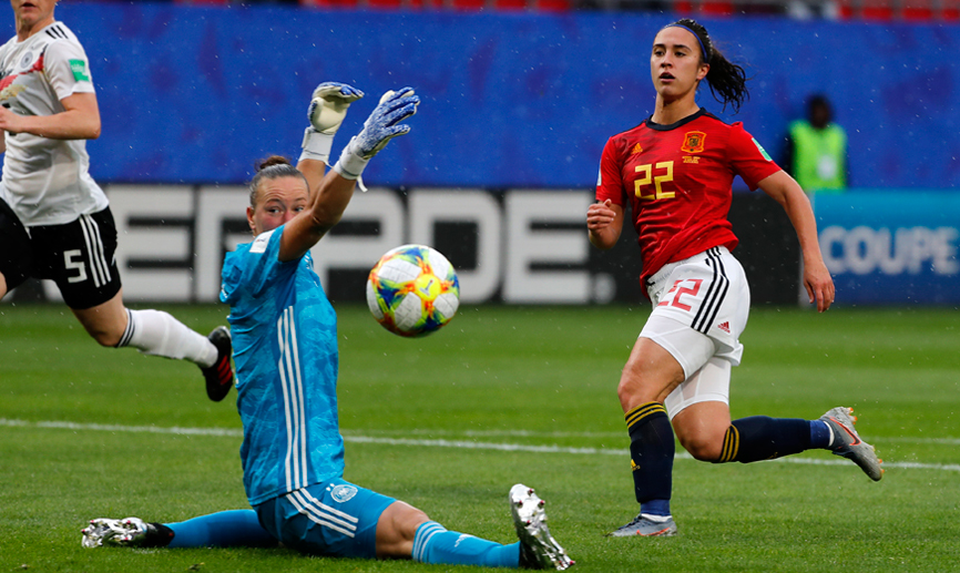 Nahikari García remata ante Schult durante el Alemania-España