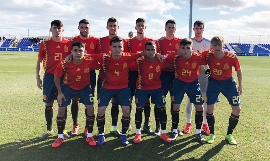 La Selección española Sub-19 posa antes de su encuentro frente a Escocia