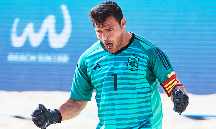 Dona, guardameta español, celebra el tanto definitivo contra Rusia