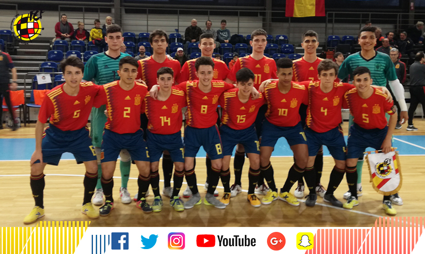 La selección Sub-19 de fútbol sala posa antes de su encuentro en Eslovaquia