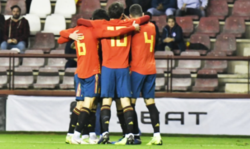 Los jugadores de la Selección Sub-21 celebran un tanto en Las Gaunas