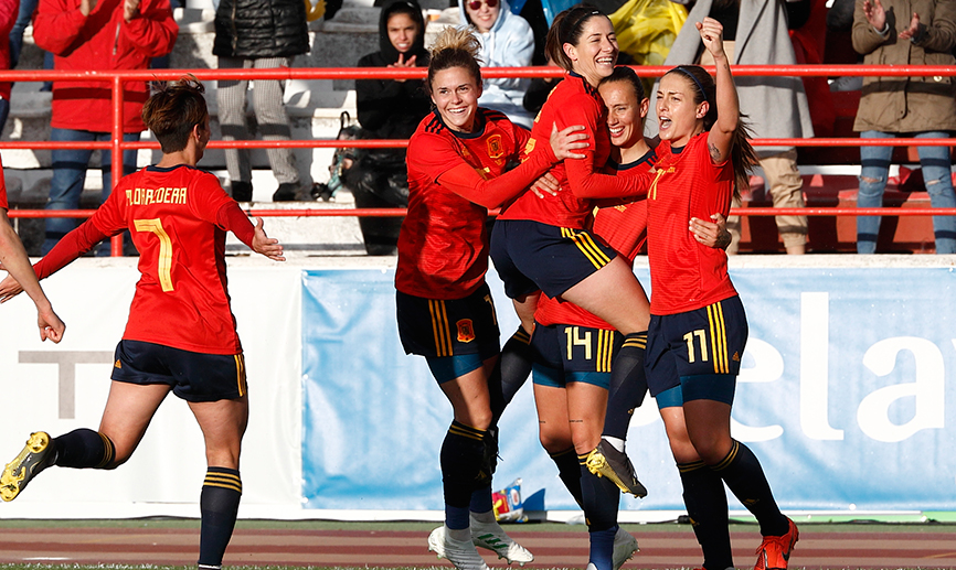Las jugadoras de la Selección celebran uno de sus tantos en Don Benito 
