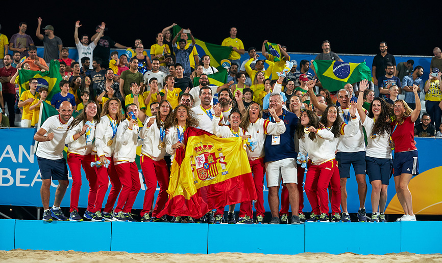 La Selección española femenina de fútbol playa es de oro