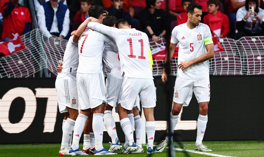 España celebra su gol en Ginebra