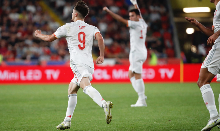 Gavi celebra su gol en Praga