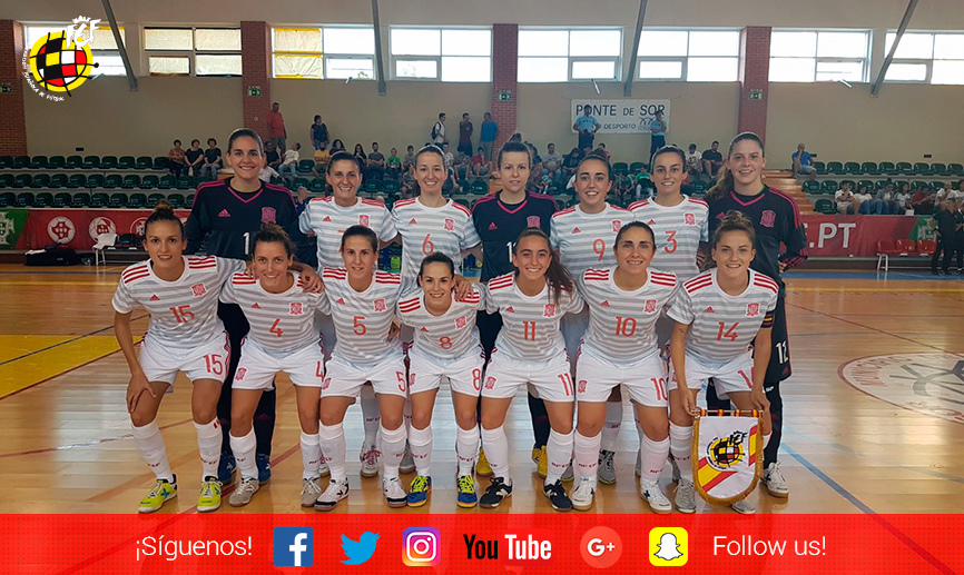 La Selección española posa antes del partido ante 