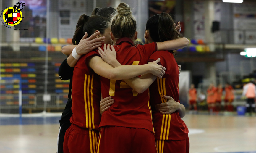 Las jugadoras españolas se abrazan tras un gol