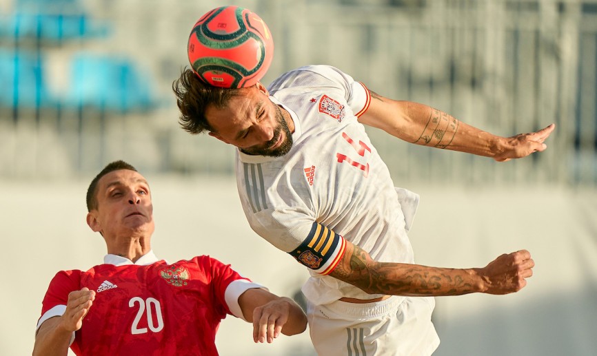 Javi Torres intentando controlar un balón