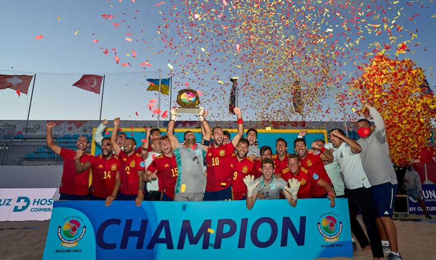 La Selección española celebra el triunfo en Nazaré