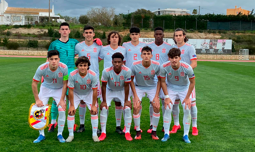 La selección española posa en el partido ante Portugal