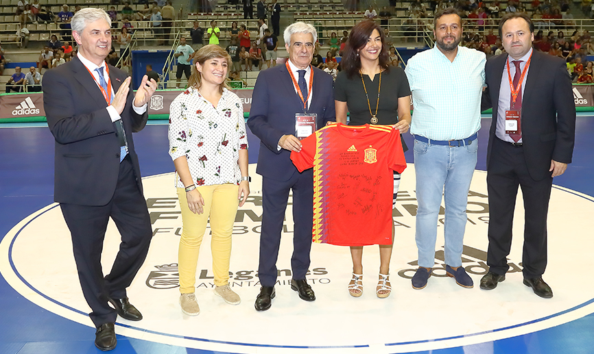 La RFEF hace entrega de una camiseta firmada a María José Rienda, presidenta del CSD