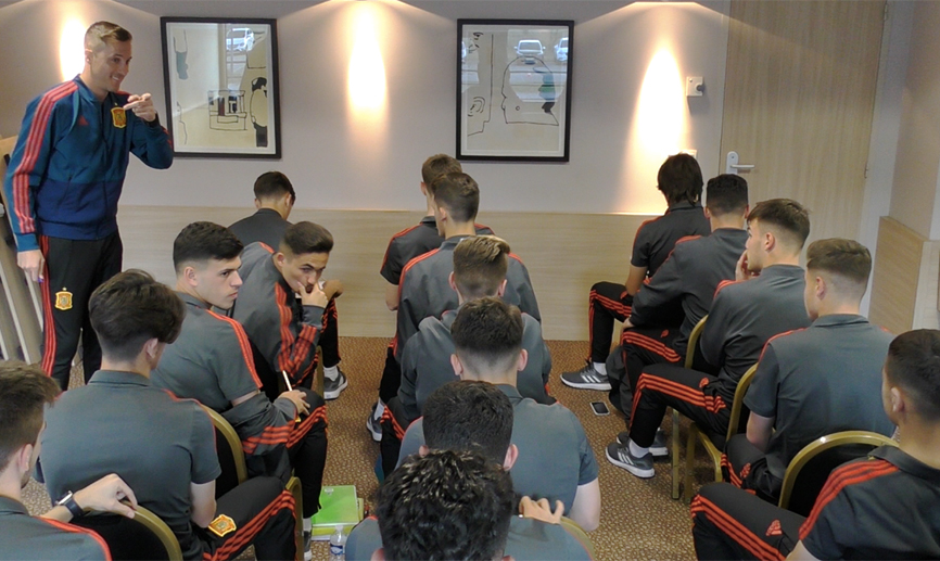 La Selección española Sub-17 pasa del campo a las aulas